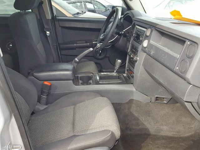 1J4RG4GKXAC128130 - 2010 JEEP COMMANDER SILVER photo 5