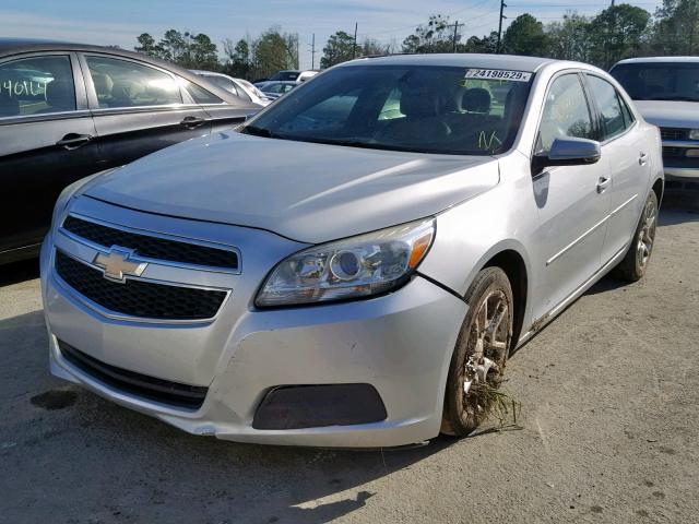 1G11C5SA3DF256059 - 2013 CHEVROLET MALIBU 1LT ვერცხლისფერი ფოტო 2