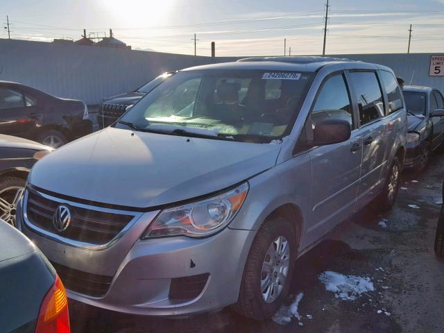 2V8HW441X9R517745 - 2009 VOLKSWAGEN ROUTAN S SILVER photo 2