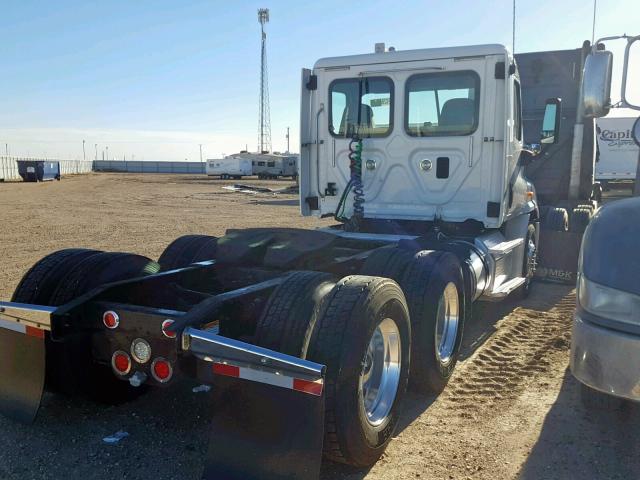 1FUJGBDV9CSBH4960 - 2012 FREIGHTLINER CASCADIA 1 WHITE photo 4