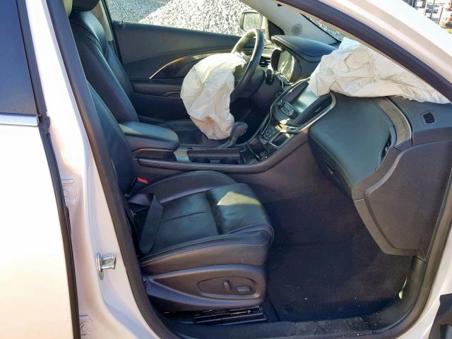 1G4GB5G39GF268778 - 2016 BUICK LACROSSE WHITE photo 5