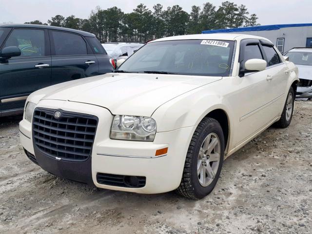 2C3KA53GX6H466264 - 2006 CHRYSLER 300 TOURIN WHITE photo 2