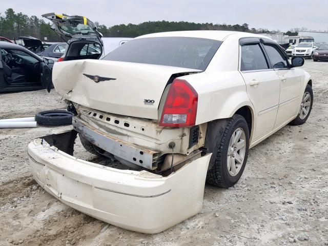 2C3KA53GX6H466264 - 2006 CHRYSLER 300 TOURIN WHITE photo 4