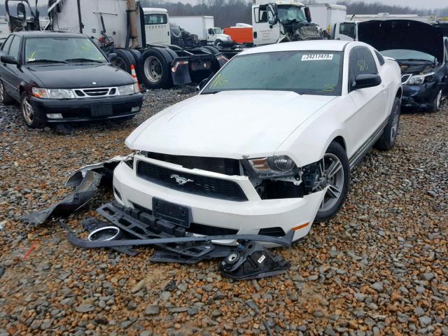 1ZVBP8AM9C5287640 - 2012 FORD MUSTANG WHITE photo 2