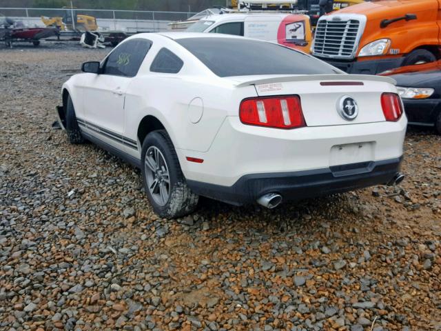 1ZVBP8AM9C5287640 - 2012 FORD MUSTANG WHITE photo 3