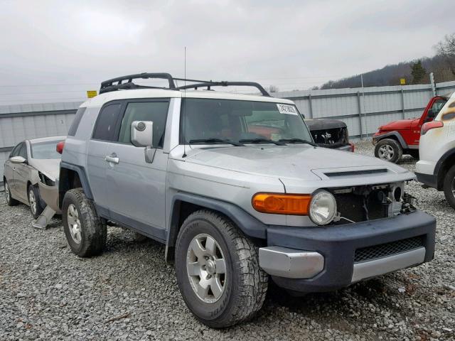 JTEBU11F770072213 - 2007 TOYOTA FJ CRUISER SILVER photo 1