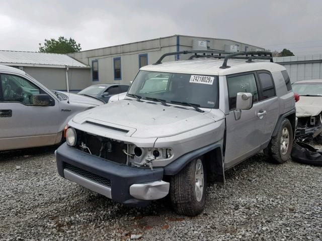 JTEBU11F770072213 - 2007 TOYOTA FJ CRUISER SILVER photo 2