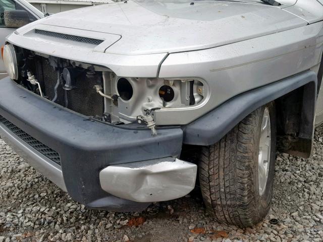 JTEBU11F770072213 - 2007 TOYOTA FJ CRUISER SILVER photo 9