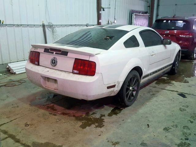 1ZVFT80N775297662 - 2007 FORD MUSTANG WHITE photo 4