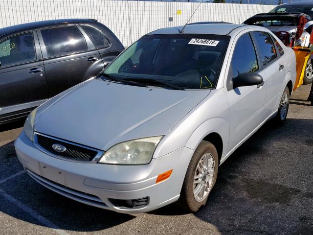 1FAHP34N16W248999 - 2006 FORD FOCUS ZX4 SILVER photo 2