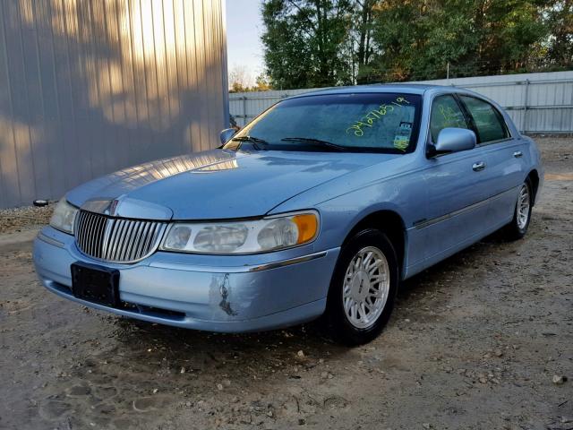 1LNFM82W9WY725732 - 1998 LINCOLN TOWN CAR S BLUE photo 2