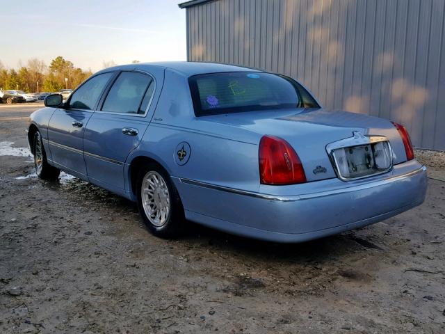 1LNFM82W9WY725732 - 1998 LINCOLN TOWN CAR S BLUE photo 3