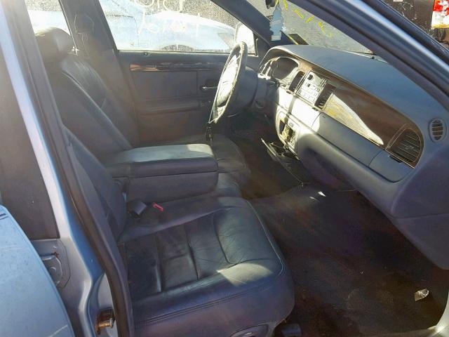 1LNFM82W9WY725732 - 1998 LINCOLN TOWN CAR S BLUE photo 5