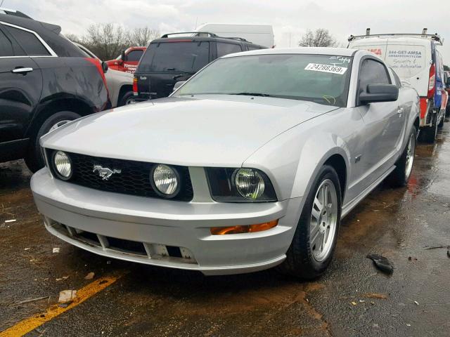 1ZVHT82H755136368 - 2005 FORD MUSTANG GT SILVER photo 2