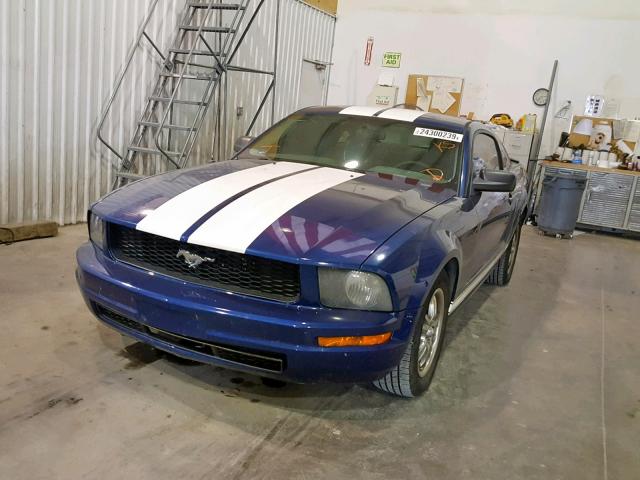 1ZVFT80N275232685 - 2007 FORD MUSTANG BLUE photo 2