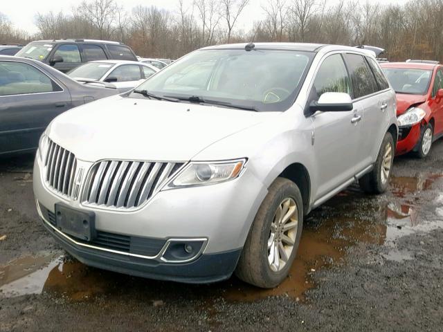 2LMDJ8JK8BBJ26525 - 2011 LINCOLN MKX SILVER photo 2