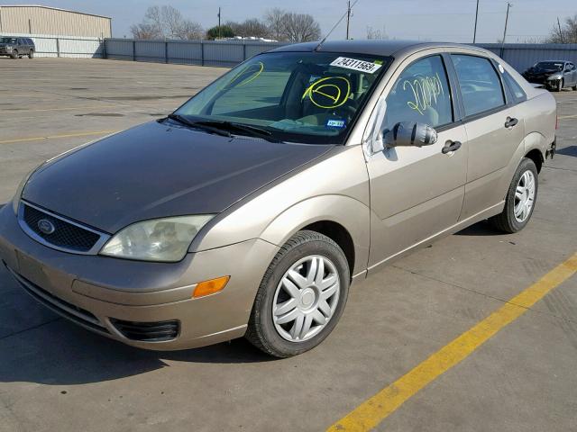 1FAFP34N95W140927 - 2005 FORD FOCUS ZX4 GOLD photo 2