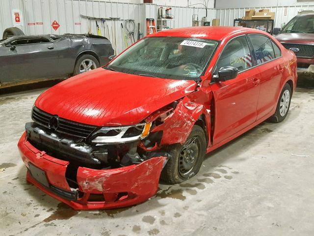 3VW2K7AJXEM375933 - 2014 VOLKSWAGEN JETTA BASE RED photo 2