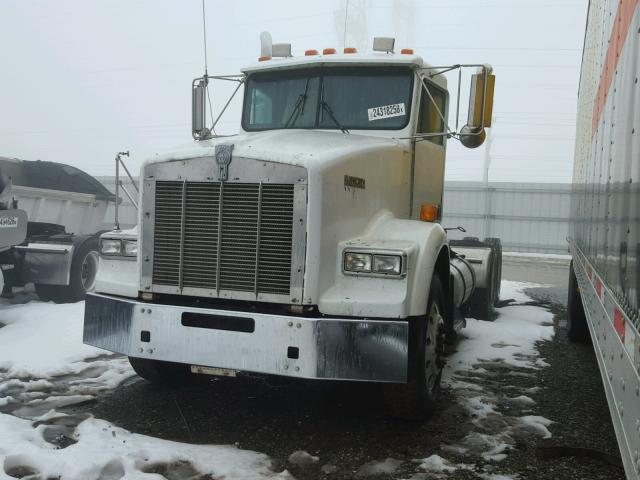 1XKDD69X8SJ667599 - 1995 KENWORTH CONSTRUCTI WHITE photo 2