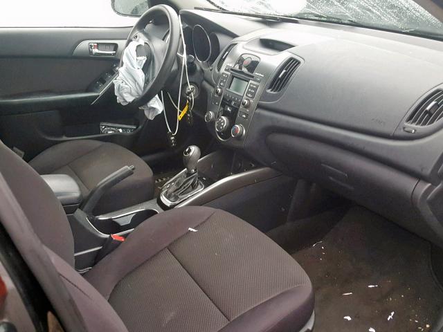 KNAFU4A26D5721581 - 2013 KIA FORTE EX BLACK photo 5