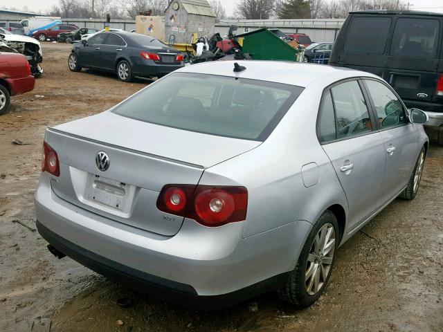 3VWRA7AJ9AM064411 - 2010 VOLKSWAGEN JETTA WOLF SILVER photo 4