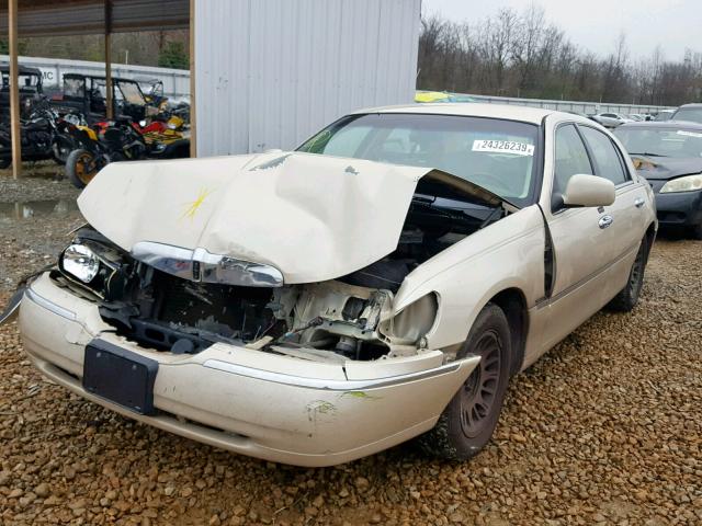 1LNHM83W3YY880626 - 2000 LINCOLN TOWN CAR C BEIGE photo 2