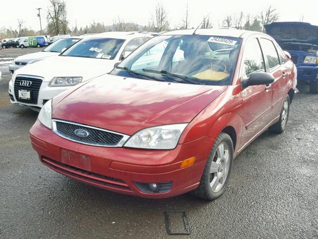 1FAHP34N05W219461 - 2005 FORD FOCUS ZX4 RED photo 2