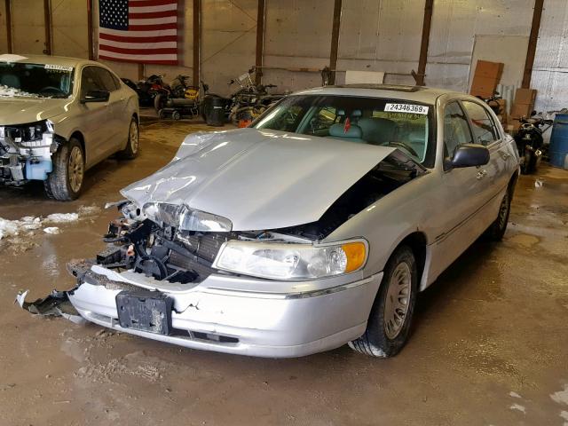 1LNHM83W02Y629151 - 2002 LINCOLN TOWN CAR C SILVER photo 2