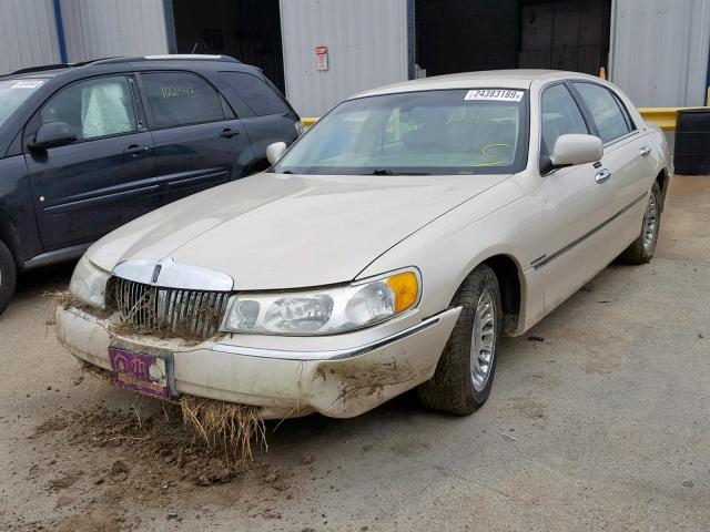 1LNHM83W22Y671336 - 2002 LINCOLN TOWN CAR C CREAM photo 2