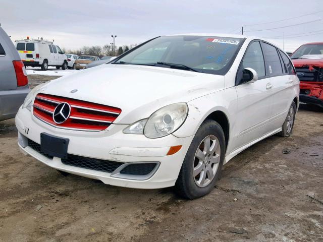 4JGCB65E16A027656 - 2006 MERCEDES-BENZ R 350 WHITE photo 2