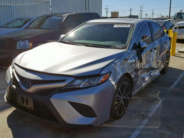 4T1B21HK3JU001406 - 2018 TOYOTA CAMRY HYBR SILVER photo 2