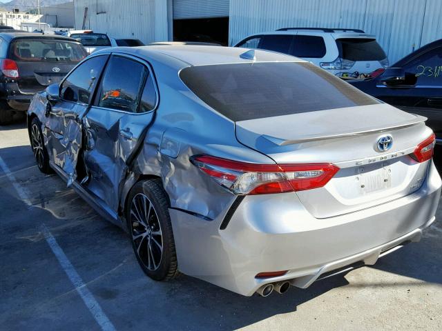 4T1B21HK3JU001406 - 2018 TOYOTA CAMRY HYBR SILVER photo 3