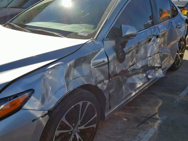 4T1B21HK3JU001406 - 2018 TOYOTA CAMRY HYBR SILVER photo 9