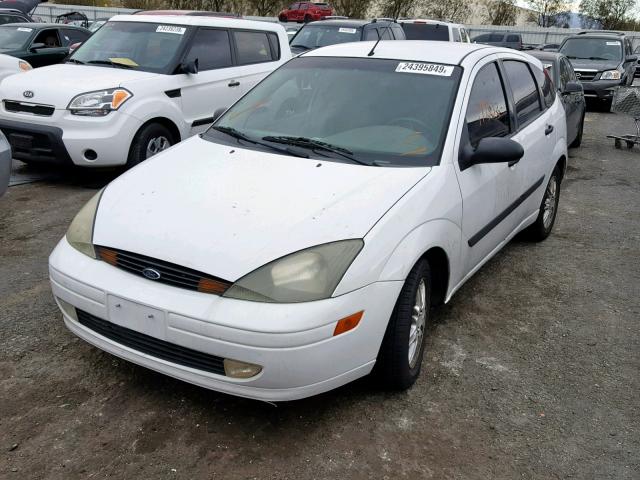 3FAFP37303R114274 - 2003 FORD FOCUS ZX5 WHITE photo 2