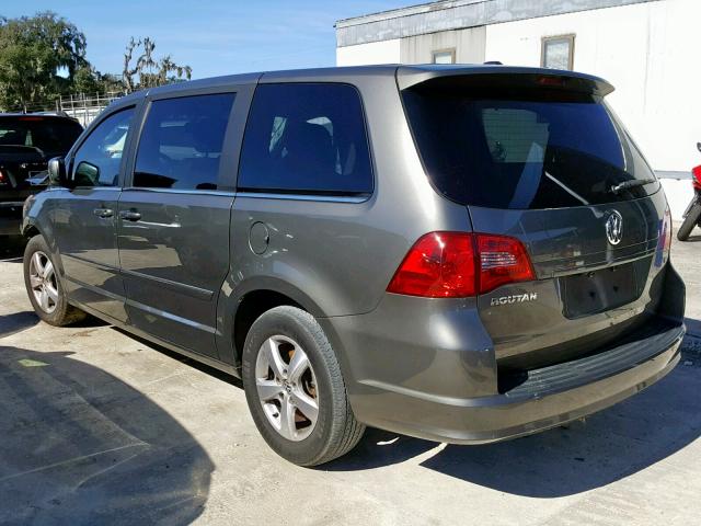 2V4RW3D12AR424559 - 2010 VOLKSWAGEN ROUTAN SE GRAY photo 3