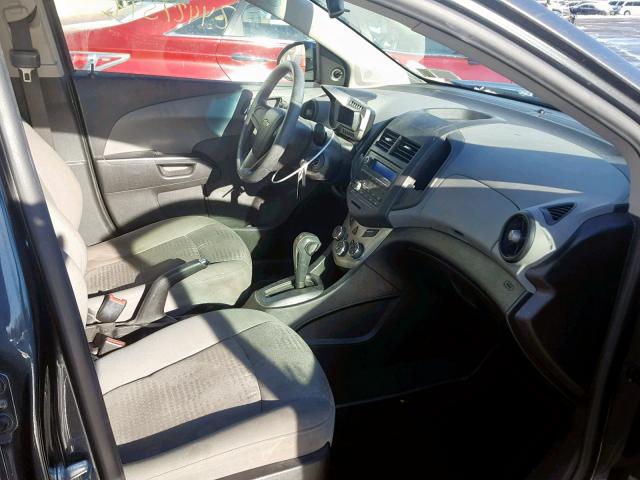 1G1JA5SG8D4221653 - 2013 CHEVROLET SONIC LS GRAY photo 5