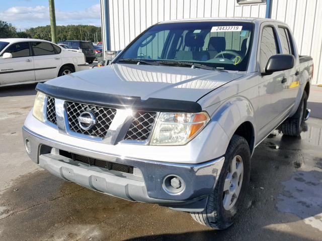 1N6AD07U46C414565 - 2006 NISSAN FRONTIER C SILVER photo 2