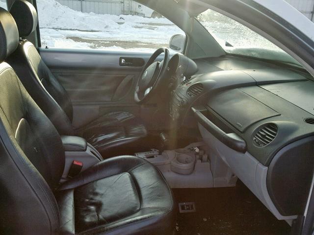 3VWCD31C95M412625 - 2005 VOLKSWAGEN NEW BEETLE Silber Foto 5