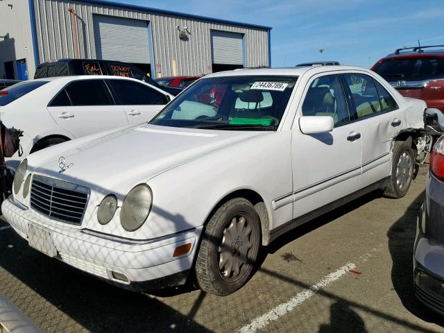 WDBJF55F0VA402128 - 1997 MERCEDES-BENZ E 320 WHITE photo 2