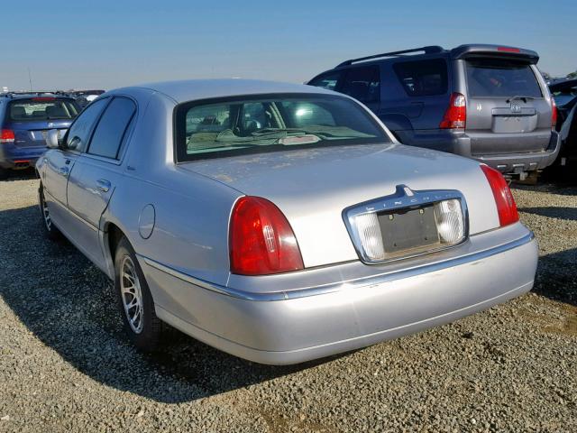 1LNHM82W22Y647698 - 2002 LINCOLN TOWN CAR S SILVER photo 3