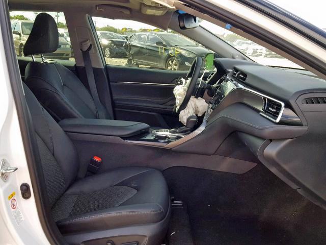 4T1B61HK5JU139145 - 2018 TOYOTA CAMRY XSE WHITE photo 5