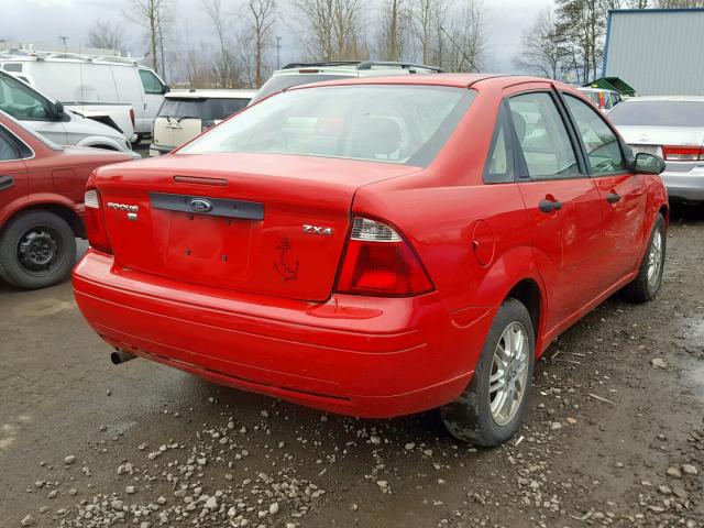 1FAFP34N35W305662 - 2005 FORD FOCUS ZX4 RED photo 4