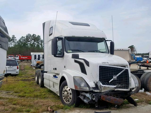 4V4NC9EH1DN140152 - 2013 VOLVO VN VNL WHITE photo 1