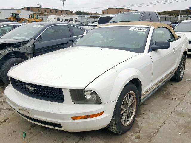 1ZVFT84N355199266 - 2005 FORD MUSTANG WHITE photo 2