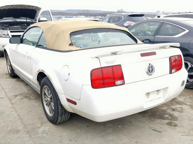 1ZVFT84N355199266 - 2005 FORD MUSTANG WHITE photo 3