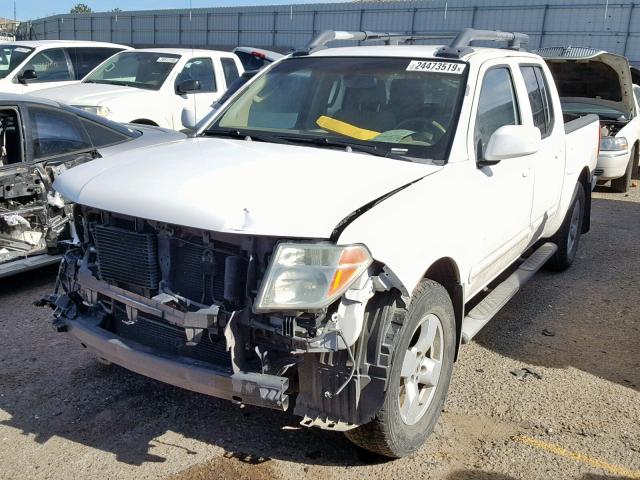 1N6AD07U26C456460 - 2006 NISSAN FRONTIER C WHITE photo 2