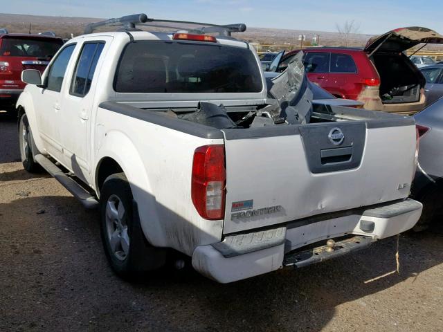 1N6AD07U26C456460 - 2006 NISSAN FRONTIER C WHITE photo 3