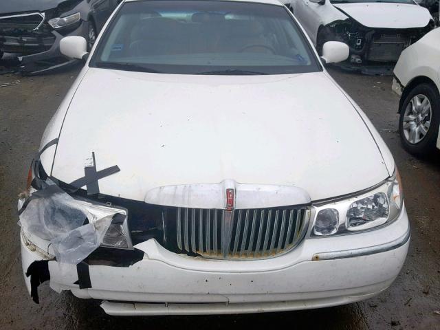 1LNHM82W11Y677824 - 2001 LINCOLN TOWN CAR S WHITE photo 7