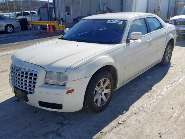 2C3LA43RX7H861045 - 2007 CHRYSLER 300 WHITE photo 2