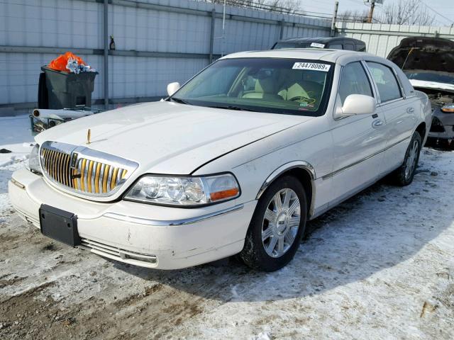 1LNHM83W73Y647664 - 2003 LINCOLN TOWN CAR C WHITE photo 2